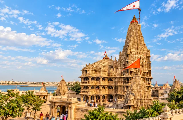 Dwarkadhish Temple in Dwarka on 6-day Saurashtra Darshan car rental